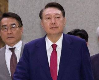윤석열 전 대통령이 7월 5일 서울 서초구 서울고등검찰청에 마련된 내란특검 사무실에서 2차 대면 조사를 마친 뒤 귀가하고 있다. 뉴시스
