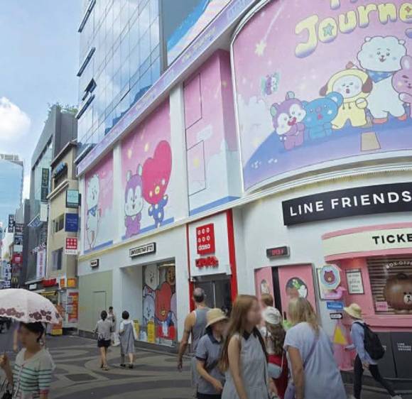 울시가 인스타그램에 소개한 《케데헌》 속 명소들. 서울시는 루미와 진우가 만난 밤의 성곽길(왼쪽)로 낙산공원 성곽길을, 사자보이즈의 거리 공연 장소로 명동 거리를 소개했다. ⓒ서울시 인스타그램