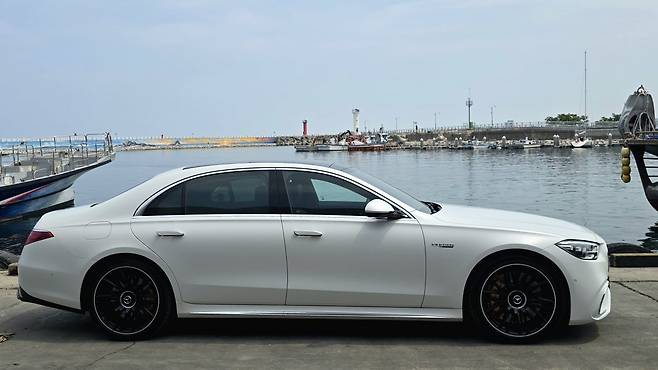 메르세데스-AMG S 63 E 퍼포먼스는 플래그십 세단 S 클래스의 유려한 비율 위에 AMG 특유의 공격적 디테일을 더했다. 21인치 AMG 단조 휠과 전용 사이드실 패널, 낮게 깔린 차체 라인은 고급스러움과 역동성을 동시에 강조한다. 원성열 기자 sereno@dogna.com
