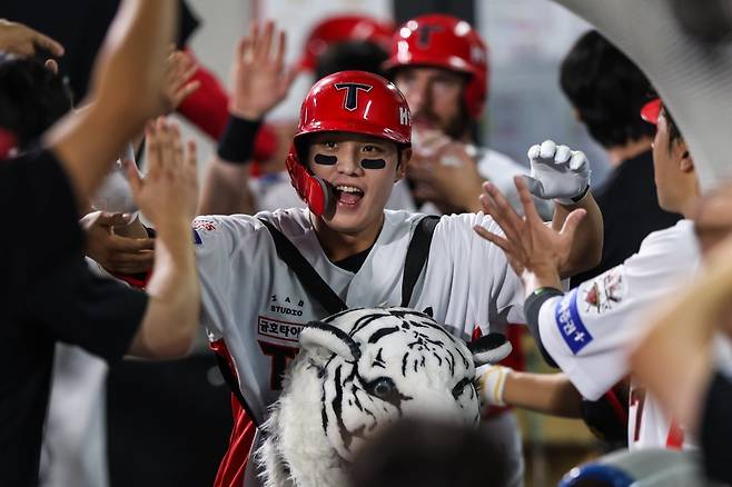 KIA 오선우(가운데)는 데뷔 7년차인 올해 최고의 활약을 펼치고 있다. 그는 규정 타석 진입을 이룬 자신에게 뿌듯해하며 꾸준한 활약을 펼치리라 다짐했다. 사진제공｜KIA 타이거즈