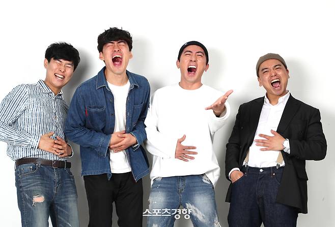 2019년 방송된 KBS2 ‘개그콘서트’의 코너 ‘그만했으면회’에 출연한 개그맨 곽범, 김원훈, 조진세, 송왕호(오른쪽부터). 사진 스포츠경향DB