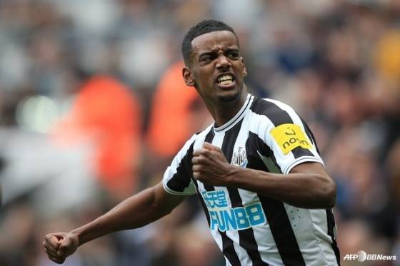 알렉산더 이삭이 골을 넣고 두 주먹을 불끈 쥐고 있다. /AFPBBNews=뉴스1