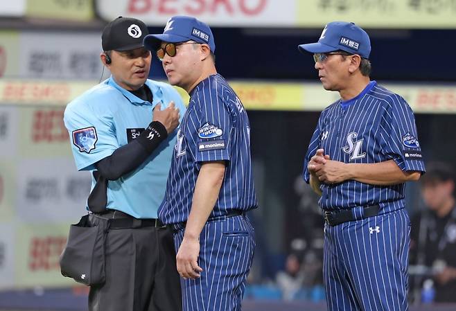 삼성 박진만 감독(가운데)이 3일 대구 LG전 3회말 LG측 항의에 대한 설명을 들으려 가고 있다. /사진=삼성 라이온즈 제공