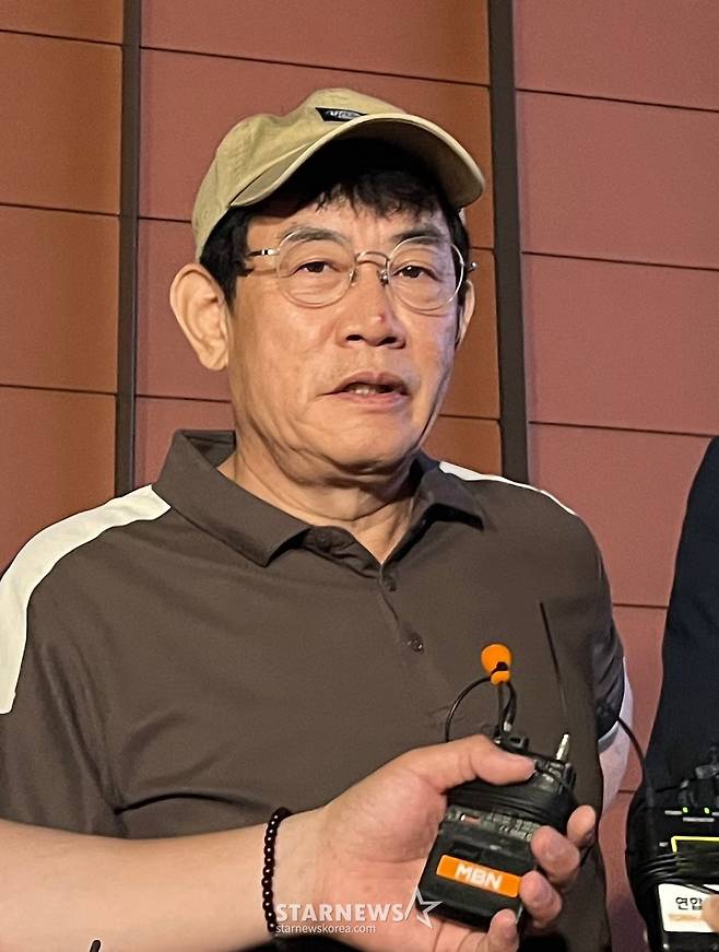 (서울=뉴스1) 김종훈 기자 = 코미디언 이경규가 24일 오후 11시 45분께 서울 강남경찰서에서 약물 운전 혐의와 관련한 조사를 마친 뒤 취재진의 질문에 답하고 있다. 2025.6.24/뉴스1  Copyright (C) 뉴스1. All rights reserved. 무단 전재 및 재배포,  AI학습 이용 금지. /사진=(서울=뉴스1) 김종훈 기자