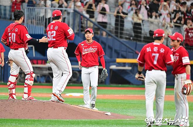 19일 오후 서울 구로구 고척스카이돔에서 열린 '2025 신한 SOL Bank KBO리그' SSG 랜더스와 키움 히어로즈의 경기, SSG가 한유섬 최지훈의 솔로 홈런과 석정우의 역전 투런 홈런에 힘입어 키움에 4:2 역전승을 거뒀다.  이날 경기에서 승리한 SSG 선수들이 기뻐하고 있다. 엑스포츠뉴스 DB