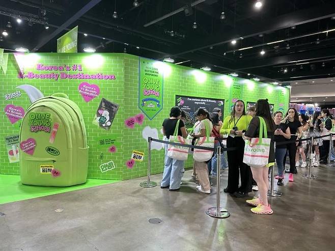 LA 케이콘 행사장에서 CJ올리브영 부스 앞에 대기 중인 방문객들  (로스앤젤레스=연합뉴스) 임미나 특파원 = 지난 1일(현지시간) 미국 로스앤젤레스(LA) 컨벤션센터의 '케이콘(KCON) LA 2025' 행사장에서 방문객들이 CJ올리브영 부스 앞에서 입장하기 위해 대기 중이다. 2025.8.3 mina@yna.co.kr