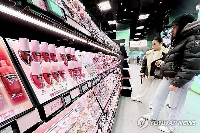 K뷰티 인기…올리브영 작년 매출 24% 증가 (서울=연합뉴스) 진연수 기자 = CJ올리브영이 별도 기준으로 지난해 약 4조8천억원의 매출을 올렸다. 이는 전년보다 24%(9천217억원) 증가했다. CJ가 최근 공시한 주주총회소집공고에 따르면 CJ올리브영의 지난해 매출은 4조7천899억원이다. 사진은 12일 서울 시내 올리브영 매장에서 쇼핑하는 외국인 관광객들 모습. 2025.3.12 jin90@yna.co.kr