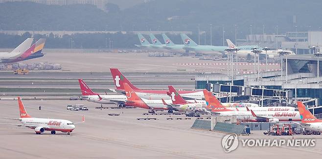 인천국제공항의 제주항공, 티웨이항공, 이스타항공 항공기 [연합뉴스 자료사진]