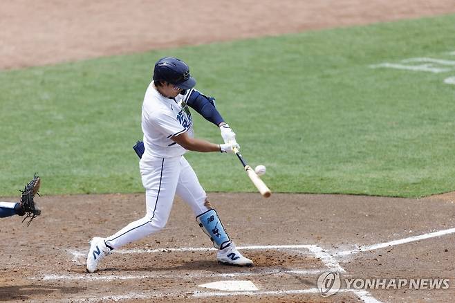 타격하는 김하성 [Imagn Image=연합뉴스 자료사진]