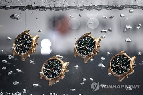 스위스 IWC의 고가 시계 (제네바 AFP=연합뉴스) 2025년 3월 27일 스위스 제네바에서 개막한 고가 시계 박람회에 전시된 스위스 시계업체 IWC의 제품들. (Photo by Fabrice COFFRINI / AFP) 2025.8.3.