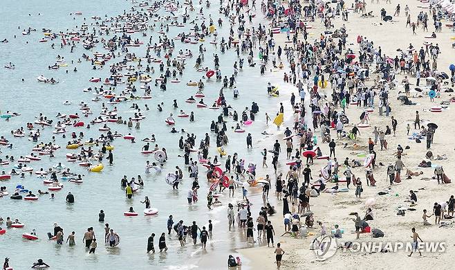 해운대에서 여름을 (부산=연합뉴스) 손형주 기자 = 3일 오후 부산 해운대해수욕장이 피서객들로 붐비고 있다. 2025.8.3 handbrother@yna.co.kr