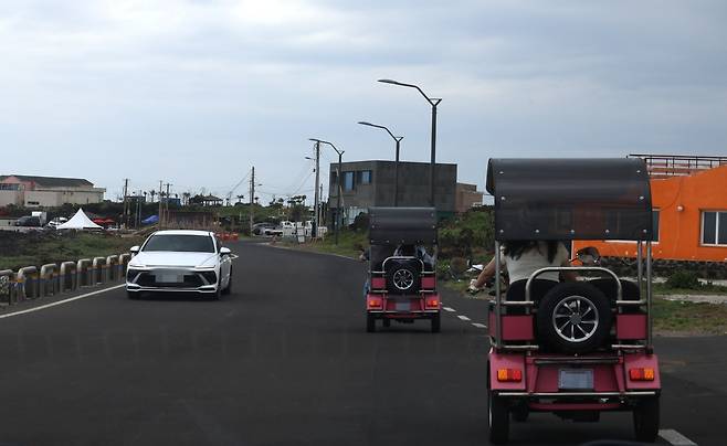 3일 제주시 우도면 도로에서 운행 중인 대여용 전기 삼륜차 [촬영 백나용]