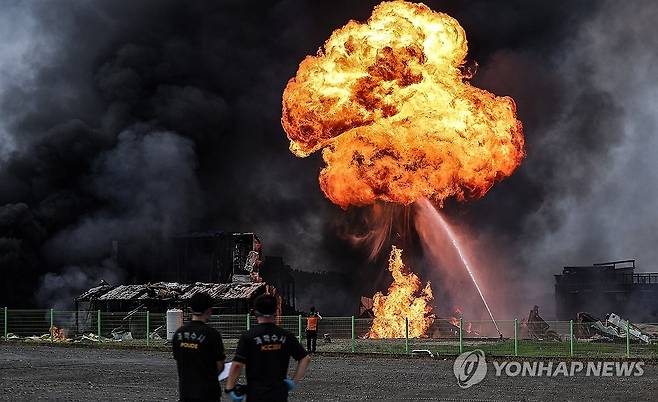 영천 화장품 공장서 불…계속되는 폭발 (영천=연합뉴스) 윤관식 기자 = 3일 경북 영천시 금호읍 구암리 채신공단 내 화장품 원료 제조공장에서 불이 나 크고 작은 폭발이 계속되는 가운데 관계자들이 진화 상황을 주시하고 있다. 2025.8.3 psik@yna.co.kr