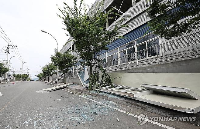 영천 공장 화재 폭발로 부서진 인근 공장 (영천=연합뉴스) 윤관식 기자 = 3일 경북 영천시 금호읍 구암리 채신공단 내 화장품 원료 제조공장에서 불이 난 가운데 폭발 여파로 인근 공장이 부서져 있다. 2025.8.3 psik@yna.co.kr