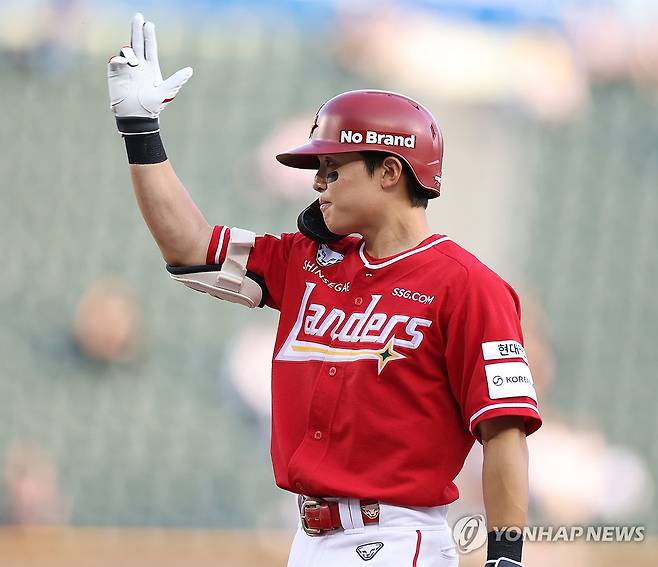 정준재 '적시타, 빵야!' (서울=연합뉴스) 김도훈 기자 = 11일 서울 잠실야구장에서 열린 프로야구 2025 신한 SOL 뱅크 KBO리그 SSG 랜더스와 LG 트윈스의 경기. 2회초 2사 2,3루 SSG 정준재가 1타점 적시타를 쳐낸 뒤 세리머니를 하고 있다. 2025.6.11 superdoo82@yna.co.kr