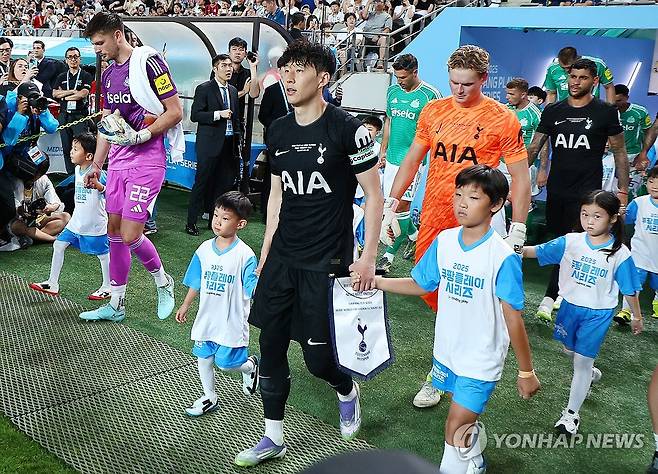 토트넘 고별전 입장하는 손흥민 (서울=연합뉴스) 서대연 기자 = 올여름 팀을 떠나기로 한 토트넘 홋스퍼 손흥민이 3일 서울월드컵경기장에서 열린 2025 쿠팡플레이 시리즈 뉴캐슬 유나이티드와의 친선경기를 위해 경기장에 입장하고 있다.2025.8.3 dwise@yna.co.kr