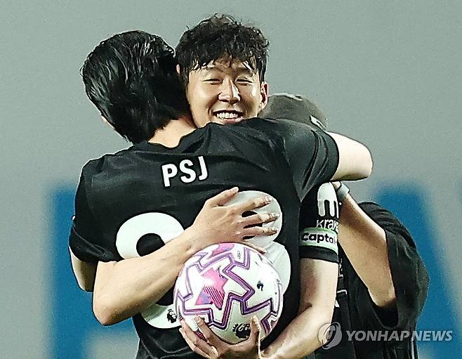 시축 마친 박서준과 포옹하는 손흥민 (서울=연합뉴스) 김성민 기자 = 3일 서울월드컵경기장에서 열린 2025 쿠팡플레이 시리즈 토트넘 홋스퍼와 뉴캐슬 유나이티드의 경기. 토트넘 손흥민이 이날 시축을 마친 절친 배우 박서준과 포옹하고 있다. 2025.8.3 superdoo82@yna.co.kr