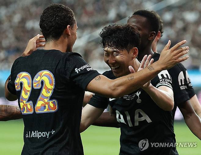 브레넌 존슨과 기뻐하는 손흥민 (서울=연합뉴스) 김성민 기자 = 3일 서울월드컵경기장에서 열린 2025 쿠팡플레이 시리즈 토트넘 홋스퍼와 뉴캐슬 유나이티드의 경기. 토트넘 손흥민이 선취골을 넣은 브레넌 존슨(22번)과 기뻐하고 있다. 2025.8.3 superdoo82@yna.co.kr