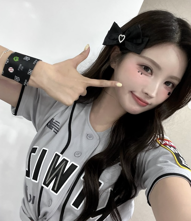 설윤을 꼭 빼닮은" 아이돌 연습생 출신 치어리더 | 패션매거진 그레이