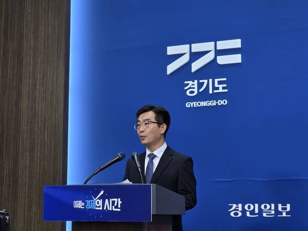 성기훈 경기도농업기술원장이 4일 경기도청 브리핑룸에서 기자회견을 열고 ‘농작물 생체정보 AI 기반 불량환경 조기 예측시스템’에 대해 설명하고 있다. 2025.8.4 /김태강기자 think@kyeongin.com