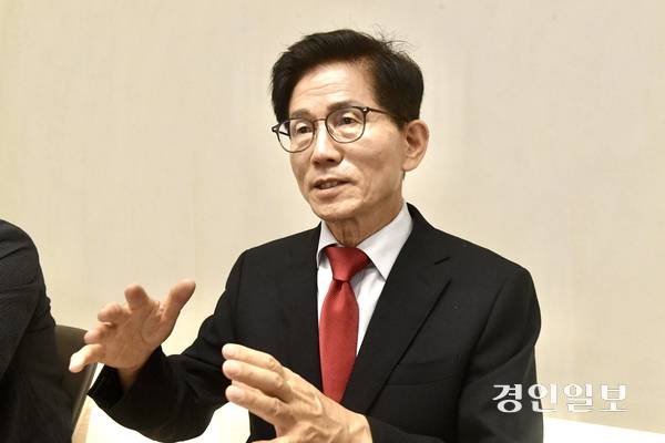 김문수 국민의힘 당대표 후보가 4일 국회 인근 한 카페에서 당대표 출마와 관련해 경인일보와 단독 인터뷰를 하고 있다. 2025.8.4 /김우성기자 wskim@kyeongin.com