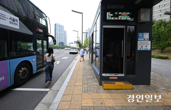 3일 화성시 동탄신도시의 한 버스정류장. 새로 설치된 스마트셸터가 장애인 편의법상 규정을 지키지 못하고 있다. 바닥에 설치된 선형블록은 장애물과 좌우 60㎝ 이격 돼야 한다. 2025.8.3 /임열수기자 pplys@kyeongin.com