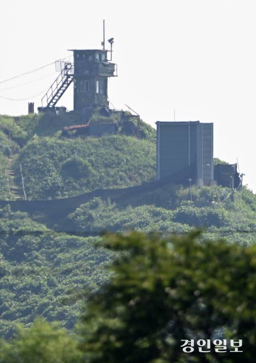 국방부가 4일 군사분계선 일대에 설치된 대북 확성기를 전면 철거하기로 결정했다고 밝혔다. 사진은 이날 파주시 접경 지역에 설치된 대북 확성기 가림막의 모습. 2025.8.4 /최은성기자 ces7198@kyeongin.com