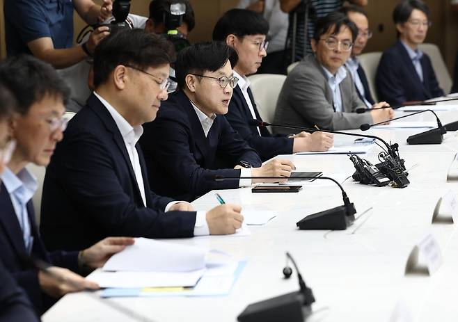 ▲ 김정관 산업통상자원부 장관이 4일 서울 중구 대한상공회의소에서 열린 '대미 통상 전략 라운드 테이블'에서 발언을 하고 있다./연합뉴스