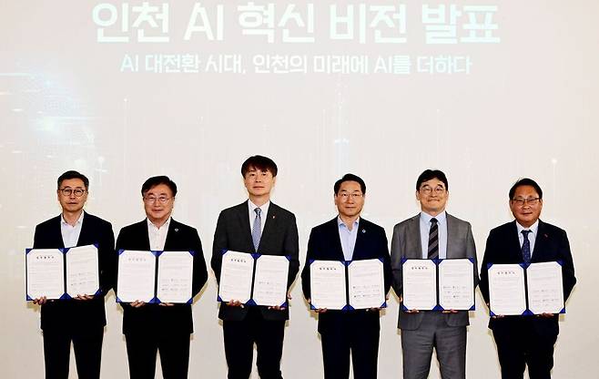 ▲ 유정복 인천시장이 4일 연수구 인천스타트업파크에서 열린 '인천 AI 혁신 비전 발표 및 협약식'에서 유관기관 대표들과 협약을 체결하고 있다(왼쪽부터 이주호 인천테크노파크 원장, 윤원석 인천경제자유구역청장, 김택수 한국생산기술연구원 부원장, 유정복 인천시장, 유태준 한국피지컬AI협회장, 이율기 남동국가산업단지 경영자협의회장). /사진제공=인천시.