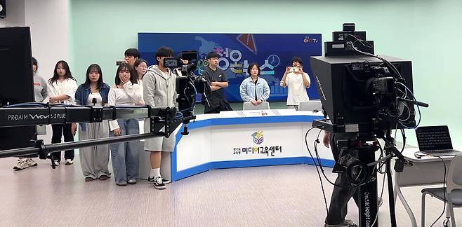 ▲ 안산국제비즈니스고 콘텐츠랩 학생들이 방송스튜디오 체험 활동 중인 모습./사진제공=안산교육지원청
