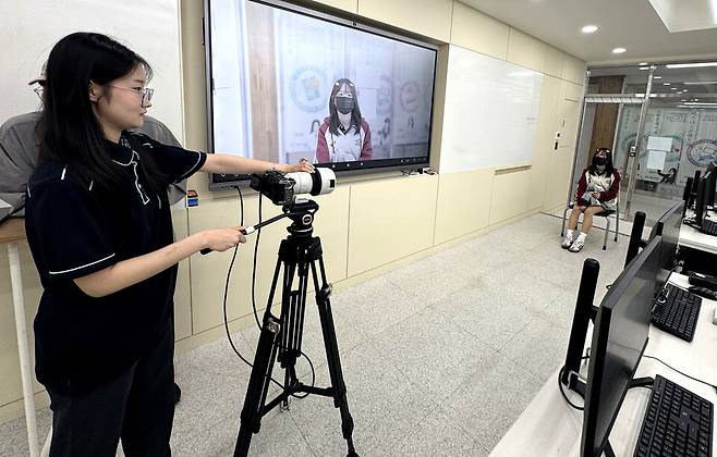 ▲ 안산국제비즈니스고 학생이 콘텐츠랩 전문가 촬영 특강 활동을 진행 중인 모습,/사진제공=안산교육지원청