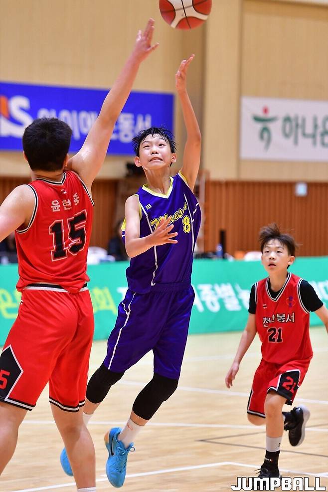 수원 매산초와 천안 봉서초의 남초부 준결승 경기 모습. 사진=점프볼