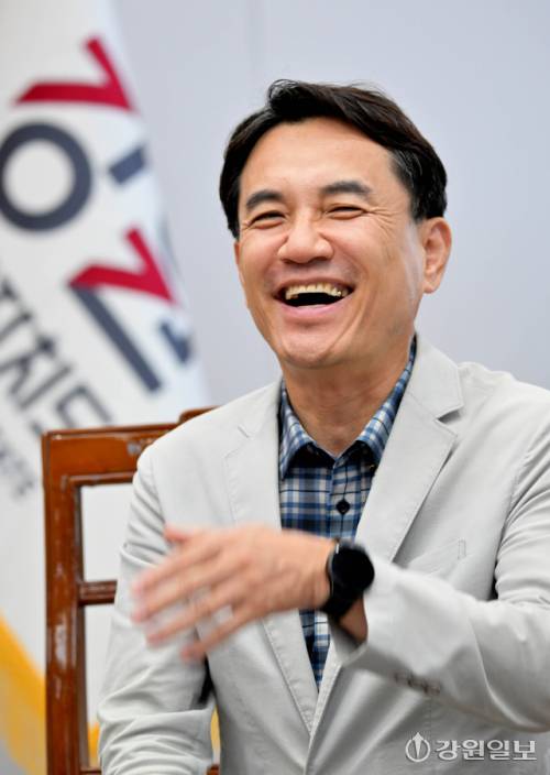 김진태 강원특별자치도지사가 29일 도청 통상상담실에서 이명우 강원일보편집국장과 인터뷰를 진행하고 있다. 박승선기자