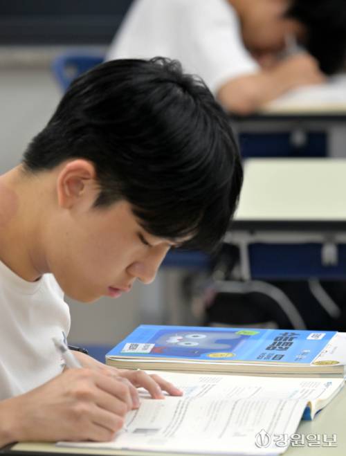 2026학년도 대학수학능력시험이 100일 앞으로 다가온 가운데 4일 춘천고 3학년 교실에서 수험생들이 기출문제풀이에 열중하고 있다. 박승선기자
