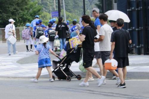 ◇홍천 무궁화배 유소년클럽 최강자전 야구대회에 온 선수 가족들. 사진=홍천군체육회