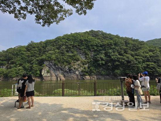 ▲ 지난 2일 대곡리 반구대 암각화를 찾은 울산 시티투어 버스 탑승객들이 망원경으로 그림을 찾고 기념사진을 촬영하고 있다.