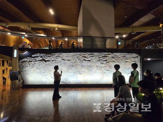 ▲ 대곡리 반구대 암각화를 답사하기 전 찾은 암각화 박물관에서 전순희 문화관광해설사가 울산 시티투어 버스 탑승객들에게 반구천의 암각화에 대해 설명하고 있다.