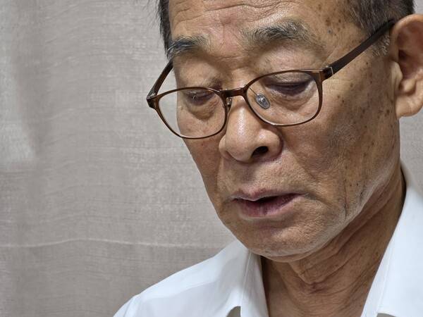 김영만 열린사회희망연대 상임고문이 지난 1일 오후 창원 마산합포구 오동동 열린사회희망연대 사무실에서 진행된 인터뷰에서 민간인 학살 문제를 이야기하다가 고개를 푹 숙였다. /최석환 기자