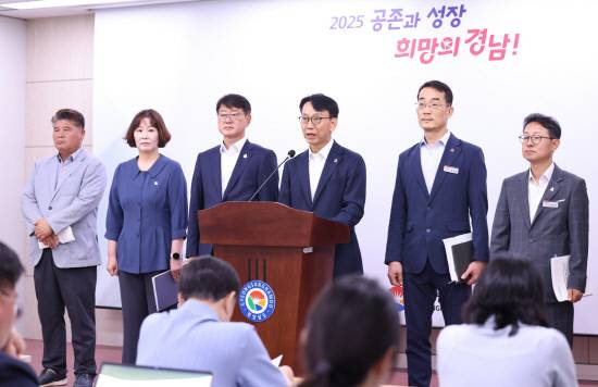경남도 김명주 경제부지사가 4일 도청 프레스센터에서 동부경남 첨단산업 육성전략을 밝히고 있다. 사진=경남도