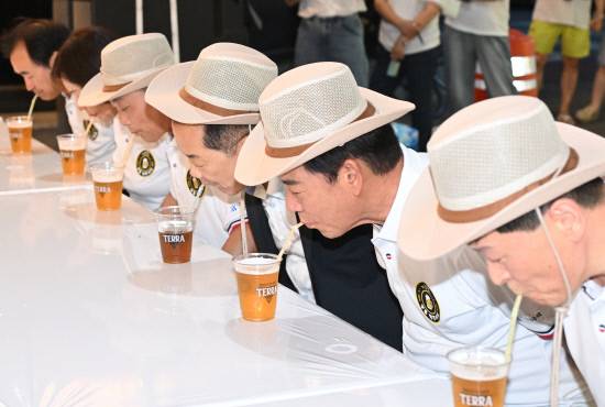 지난 1일부터 2일까지 열린 거창한 상동맥주거리 맥주축제에서 구인모 군수, 신성범 국회의원 등이 맥주 빨리 마시기 이벤트에 참여하며 흥겨운 분위기를 즐기고 있다. 사진제공 = 거창군