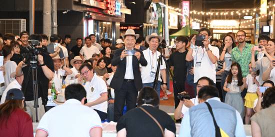 지난 1일부터 2일까지 열린 거창한 상동맥주거리 맥주축제를 찾은 신성범 국회의원과 방문객들이 축제 현장을 촬영하며 즐거운 추억을 남기고 있다. 사진제공 = 거창군