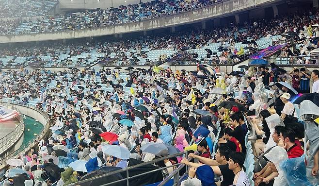 경기 도중 폭우가 내렸지만 시민들이 응원을 하고 있다. /황인무 기자