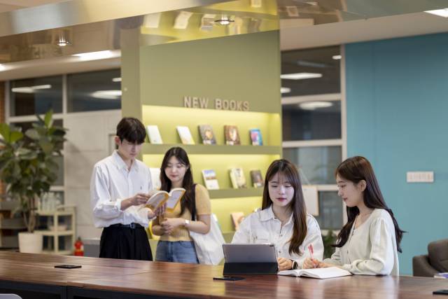 경성대학교는 오는 9월 글로컬대학 본 지정을 목표로 ‘K-MEGA’를 핵심으로 한 전략을 밝혔다. 경성대 학생들이 도서관에서 이야기를 나누고 있다. 경성대 제공