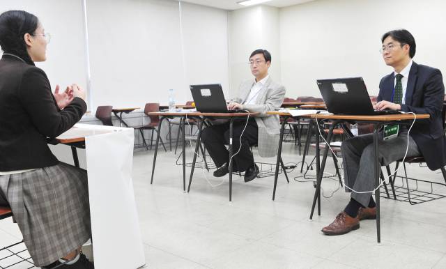 수도권 한 대학 면접고사에서 수험생이 면접관 질문에 답하고 있다. 부산일보DB