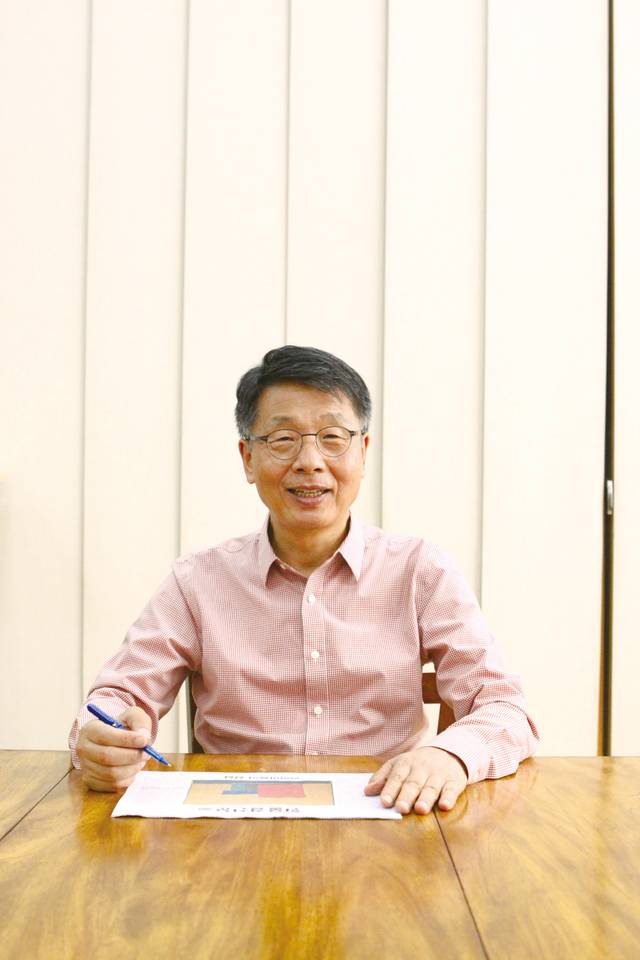 "보수는 더 이상 방어적 태세에 머물지 말고 새로운 대안을 주도하는 세력으로 거듭나야 한다"는 윤 변호사는 "단순히 상대의 포퓰리즘을 공격하는 데만 멈추지 말고 진보를 압도할 대안을 제시하며 '플러스'를 만들어 내야 한다"고 제안한다. 즉 집값 잡기 위한 '대출 6억 제한' 정책이나 '신도시 개발' 정책에 대해서는 '도심 초고층 아파트' 건설을 주장하여 집값도 잡고 더 편한 주거환경 제공이라는 대안을 제시해야 한다는 것이다.