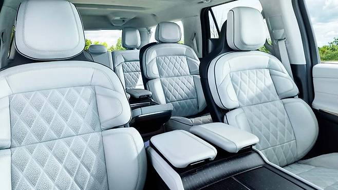 링컨 신형 네비게이터 실내