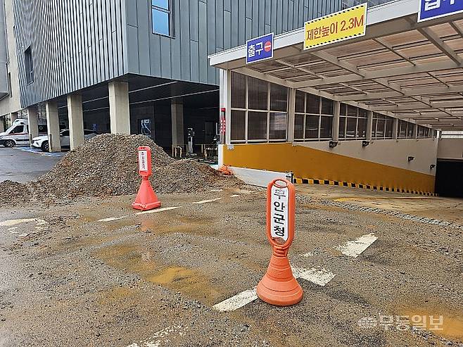 4일 찾은 무안군 무안읍보건소 주차장 입구에 간밤 흘러들어왔던 토사물이 쌓여 있다. 전남도에 따르면 전날 새벽부터 무안군 운남면에만 누적 강수량 257.5mm가 기록되는 등 큰 비가 쏟아졌다.