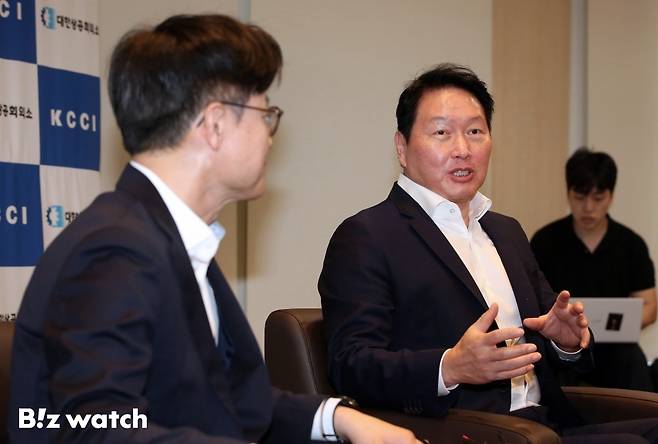김정관 산업통상자원부 장관이 4일 서울 중구 대한상공회의소에서 최태원 대한상공회의소 회장과 만나 면담을 하고 있다./사진=이명근 기자 qwe123@