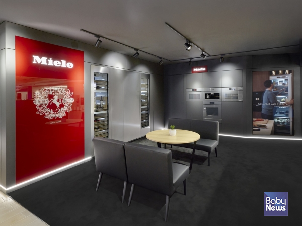 프리미엄 체험형 공간으로 새롭게 리뉴얼된 밀레 롯데백화점 인천점 매장의 '프리미엄 존'.&nbsp;ⓒ밀레