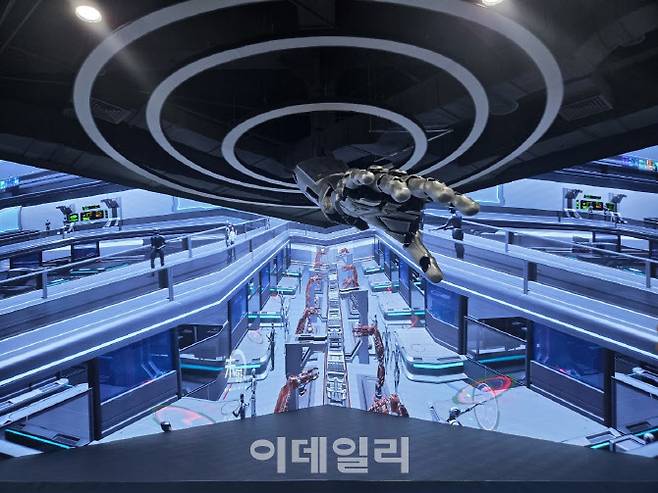 중국 베이징 이좡 경제기술개발구의 로봇 전시관에서 대형 로봇 팔이 설치돼 있다. (사진=이데일리 이명철 특파원)